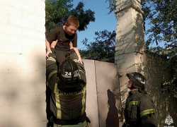 Спасатели вызволили 9-летнего мальчика, застрявшего на калитке стадиона в Мелитополе