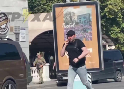 Ловкий побег мужчины от военкомов попал на видео в Запорожье