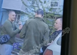 В Запорожье сотрудники ТЦК с улыбкой на лице скрутили мужчину