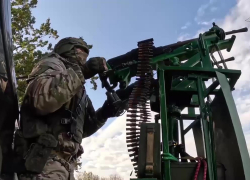 Российские военные на Запорожском фронте показали работу самодельной установки ПВО на пикапе