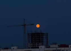 «Клубничную» Луну запечатлели в небе над Запорожьем