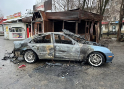 Появилось фото сгоревшей машины после удара ВСУ по магазину в Васильевке