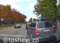 Дерзкий манёвр наглого водителя попал на видео в Запорожье 