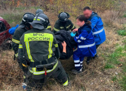 Женщину вытащили из съехавшей в кювет легковушки на юге Мелитополя: появились кадры с места ДТП