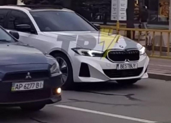 Элитную иномарку со страпоном в неожиданном месте заметили жители города Запорожье 