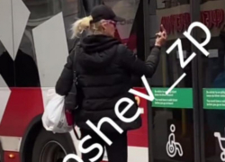 В Запорожье пьяная «ведьма» прокляла пассажира автобуса и стала звездой соцсетей