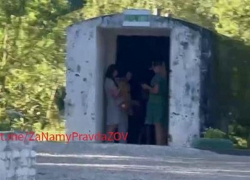 Запорожцы сняли на видео укрытие, которое превратилось в туалет для бомжей в парке 