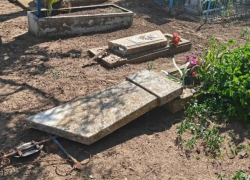 Вандалы сломали почти 20 надгробий на мелитопольском кладбище