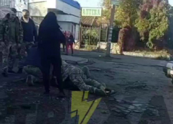 Появилось видео, как военкомы толпой налетели на мужчину в Запорожье