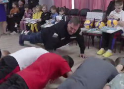 Не хуже Кадырова: сколько раз отжался запорожский губернатор перед бросившими ему вызов детьми