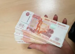 Женщина перевела себе с карты соседа 100 тысяч рублей в запорожском селе