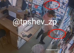 Момент кражи телефона и часов с витрин магазина попал на видео в Запорожье