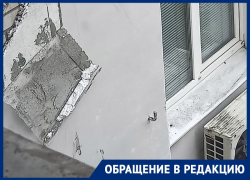 Чинили крышу, а разбили стёкла: опасный ремонт проводят рабочие в многоэтажке в Днепрорудном