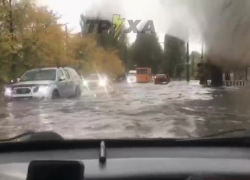 Маршрутка-амфибия и искрящие провода: улицы Запорожья превратились в реки после сильного ливня