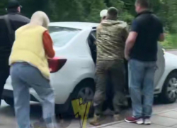 В Запорожье сотрудники ТЦК силой увезли парня на глазах у матери