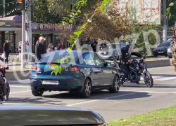 Разборку трёх мотоциклистов с водителем легковушки посреди дороги сняли на видео в Запорожье