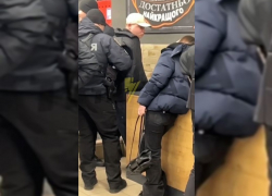 В Запорожье мужчина бегал с ножом за девушками по продуктовому магазину