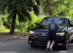 Запорожский врач-косметолог прокатила пассажира на капоте ради лайков и получила штраф