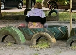 Женщина прилюдно наложила кучу в детскую песочницу в Запорожье