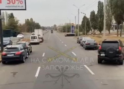 Почему десятки машин внезапно опустели в одном месте на дороге в городе Запорожье
