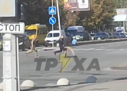 Мужчина эффектно улизнул от сотрудников ТЦК в Запорожье и попал на видео