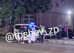 Автомобиль влетел в остановку и сбил парня в Запорожье