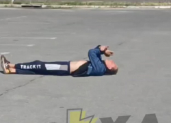 Запорожец ловил связь с космосом на парковке и попал на видео