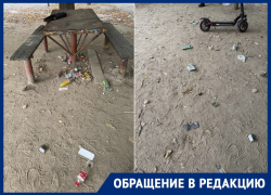 Горы мусора заполнили двор жилого дома в Днепрорудном