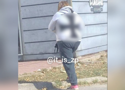 Женщина взбудоражила Запорожье фашистским символом на всю спину 