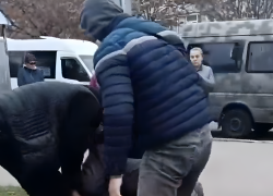 Группа одетых по гражданке мужчин выскочила из микроавтобуса и накинулась на прохожего в Запорожье