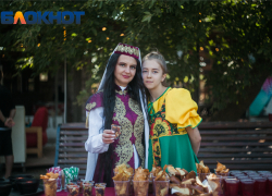 «Матнакаш, шурпа и розовый туф»: праздник армянской диаспоры широко отметили в Мелитополе