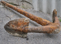 В Запорожье на побережье Хортицы нашли двурогий адмиралтейский якорь XVIII века 