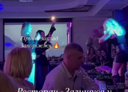 Жительница Запорожья ввязалась в скандал с персоналом бара из-за русской музыки
