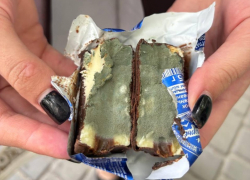 Жительница Мелитополя купила в местном супермаркете сырок с толстым слоем плесени