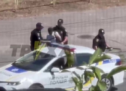 Появилось видео, как мужчину с полной сумкой гранат задержали полицейские в Запорожье