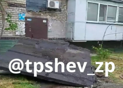 В Запорожье у подъезда жилого дома рухнул бетонный козырёк