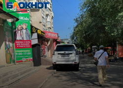 Жителей Мелитополя взбесил водитель, бросивший свой внедорожник на тротуаре