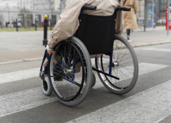 В Энергодаре прокуратура помогла 15-летней девочке-инвалиду получить коляску