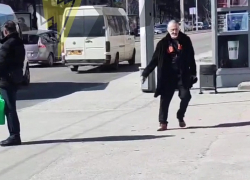 Размахивающего ножом мужчину сняли на видео в Запорожье