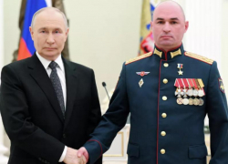 Путин вручил медаль командиру ВС РФ, доложившему ему о взятии Гуляйполя 