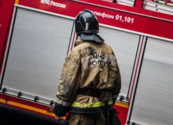 Спасатели эвакуировали раненого мужчину под летающими ударными дронами ВСУ в Энергодаре