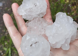 Град размером с ладонь попал на видео в Запорожье