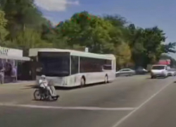 Опасный манёвр инвалида на дороге сняли на видео в Запорожье