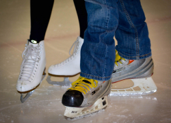 Девушке отрезало палец на катке в Запорожье 