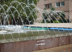 Жителям Токмака запретили купаться в городском фонтане