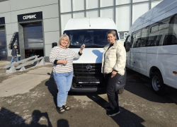 Молодёжному центру в Васильевке подарили новенький 14-местный автобус