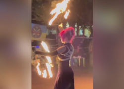 Опасные танцы с огнём сняли на видео в Запорожье