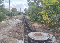 В Мелитополе меняют старые трубы водопровода на улице Речной
