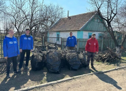 В Молочанске активисты провели субботник во дворе ветерана ВОВ