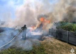 Масштабный пожар чуть не перекинулся на жилые дома в Михайловке